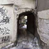 Il nostro viaggio termina in vico de� Gironda: di fronte al palazzo omonimo si apre un passaggio basso e stretto tra i pi� �maltrattati� di Bari, che unisce questa strada a via Vallisa. �Nel gergo popolare viene chiamato �arco del piscio� a causa del suo stato di abbandono e degrado...